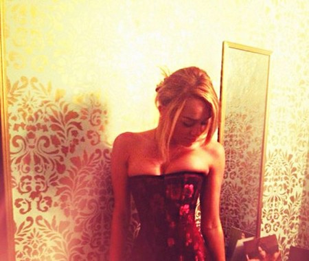 Miley Cyrus’ Bulging Breasts On Twitter (Photo)
