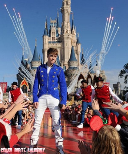 Justin Bieber Flips Fans The Bird At Disneyland (Video)
