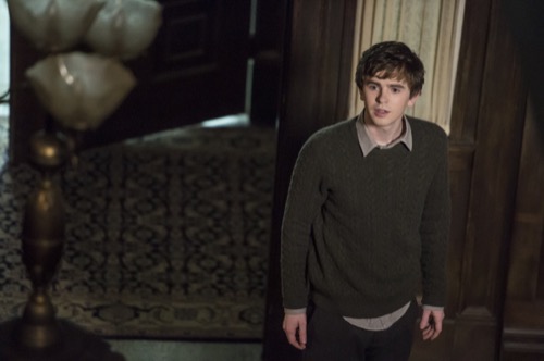 Bates Motel Season 5 Spoilers: Vera Farmiga Returns – Norman Psychosis Creates His Version Of Norma