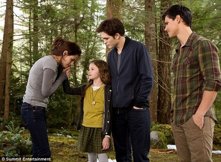Breaking Dawn’s Edward And Bella Cullen Share A Tender Moment With Renesmee (Photos)