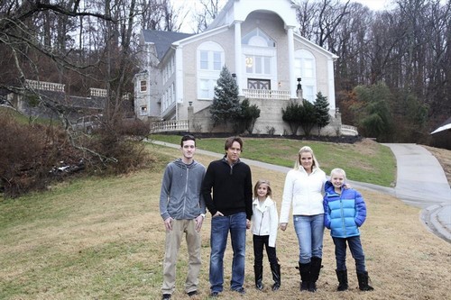 Celebrity Wife Swap With Larry Birkhead and Helio Castroneves LIVE RECAP – Switch Lives