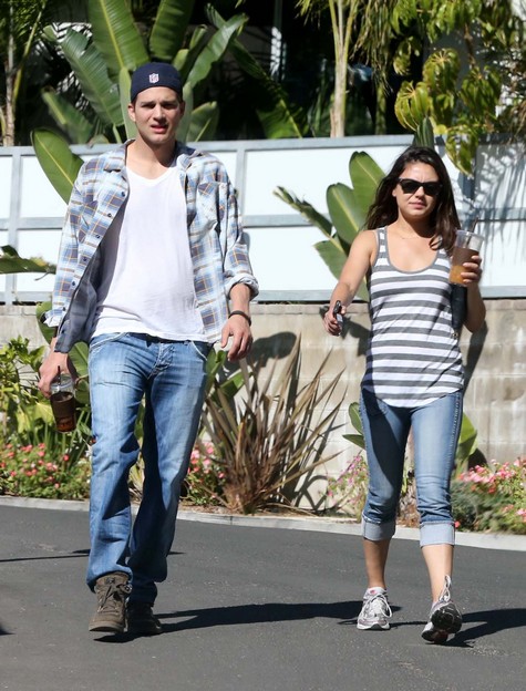 Good News: Mila Kunis’ Not Pregnant with Ashton Kutcher’s Child