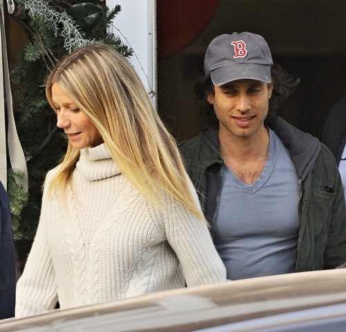 Gwyneth Paltrow Engaged To Fiance Brad Falchuk: Planning Wedding Of The Year?