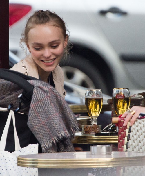 Vanessa Paradis and Lily-Rose Depp Disgusted with Johnny Depp and Amber Heard? (PHOTOS)
