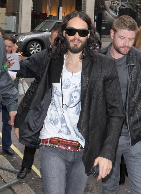Russell Brand Wants To Kiss Justin Bieber & Thinks He’ll Like It