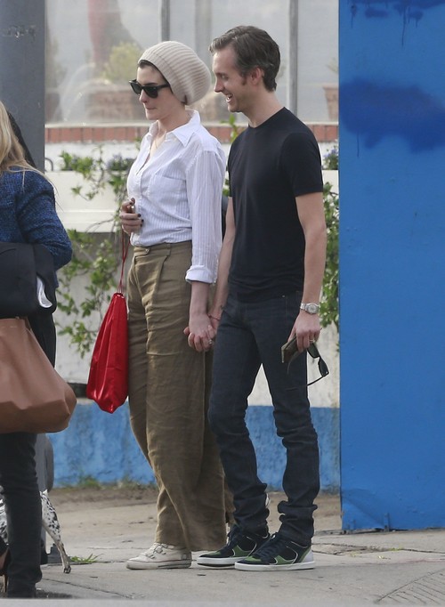 Anne Hathaway Pregnant: Brother Confirms Pregnancy – Report (PHOTOS)