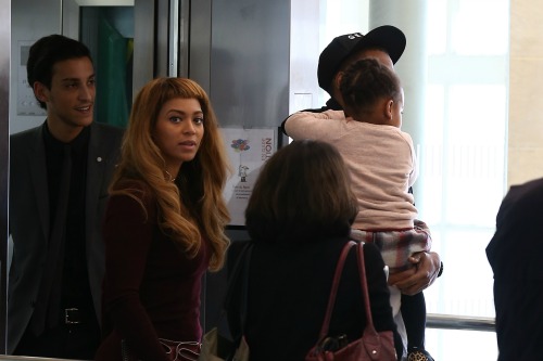Pregnant Beyoncé Seen Crying While Running Errands With Blue Ivy: Where’s Jay Z?