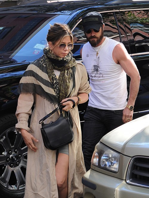 Jennifer Aniston Pregnant at Last at 47: Baby Bump Photos Revealed?