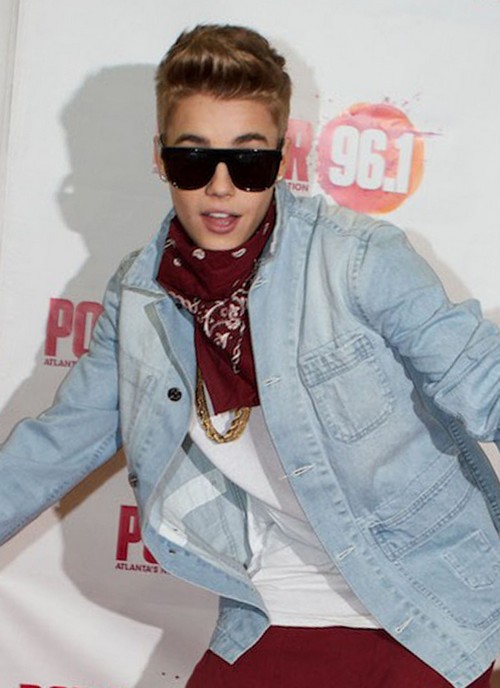 Justin Bieber Avoids Selena Gomez Relationship Stress With Hypnosis and Marijuana – Report