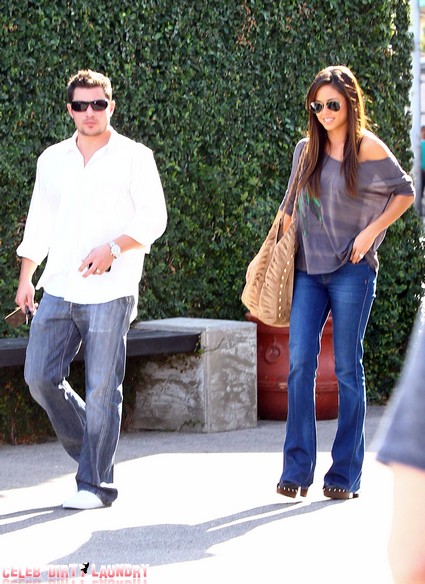 Nick Lachey Parties Without His Wife And Hits On Another Woman