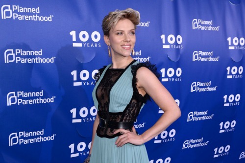 Scarlett Johansson Doesn’t Want To Be Labeled As ‘Loose’ Amid Colin Jost Hookup Reports