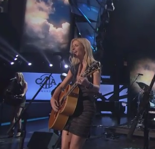 Gwyneth Paltrow Proved She Can Sing At The CMA Awards [Video]