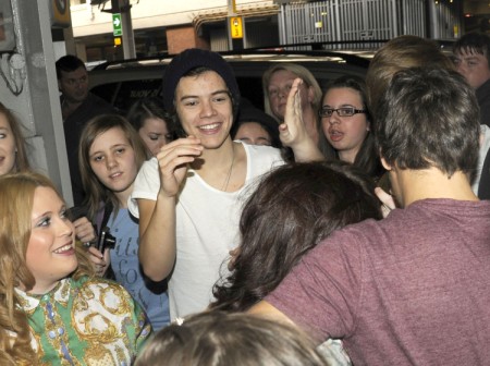 Harry Styles Hates Putting His John Hancock On Boobs