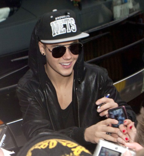 Justin Bieber Parties With Bunnies, Selena Gomez Invited To Playboy Mansion – Coincidence?