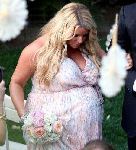A Very Pregnant Jessica Simpson Does Her Bridesmaid Duty (Photo)