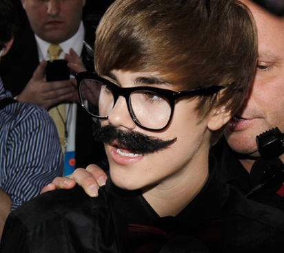 Justin Bieber Dons A Groucho Marx Disguise At The Critics’ Choice Awards