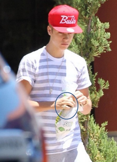 Justin Bieber Is Gifted A $30,000 Friendship Ring (Photo)