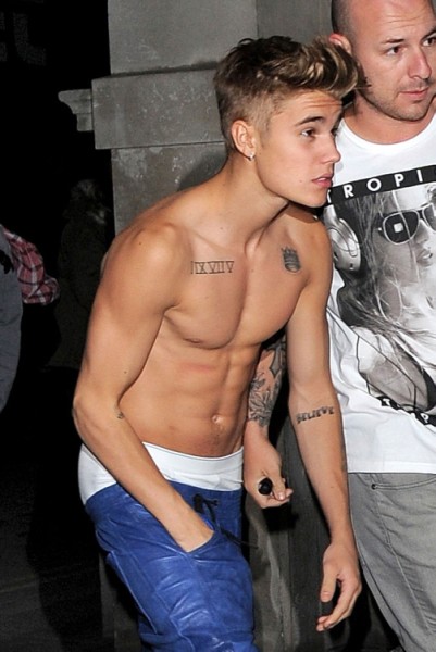Justin Bieber Goes Shirtless In London In Response To Selena Gomez’s Taunts? (Photos)