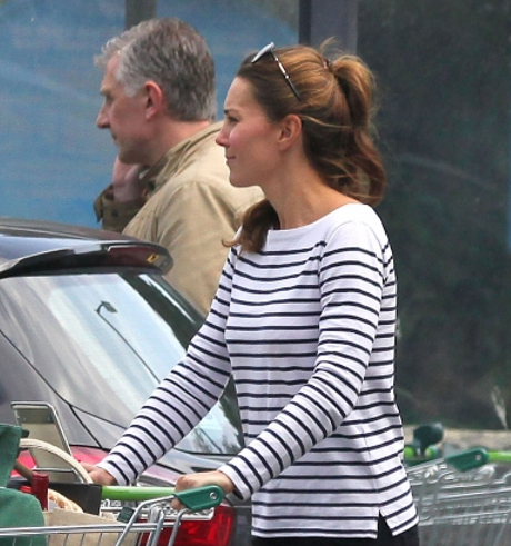 Kate Middleton Shows Off Rockin’ Slim Body 1 Month After Prince George Alexander Louis Birth! (PHOTOS)