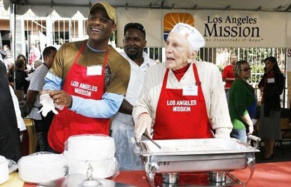 Kirk Douglas Serves Up Thanksgiving Dinner To The Homesless