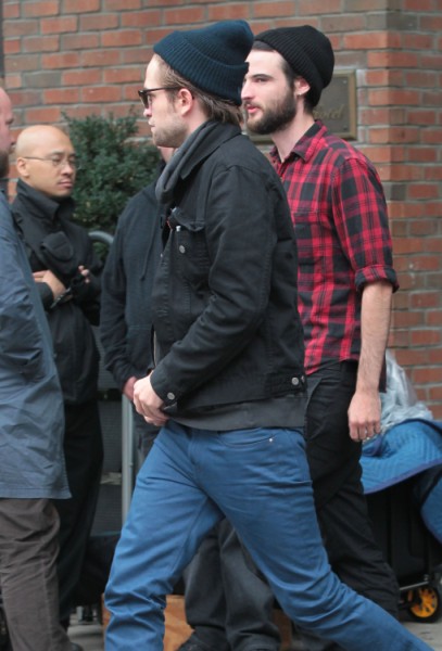 Robert Pattinson Flies Back To LA To Reunite With Kristen Stewart