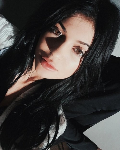 Kendall Jenner Abandons Kylie Jenner – Kim Kardashian Furious – Demands “KUWTK” Stars End Feud?