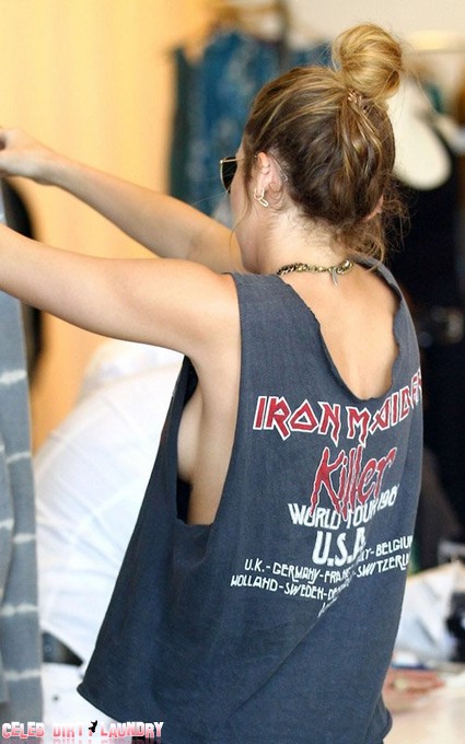 Miley Cyrus Forgets Her Underwear Again (Photo)