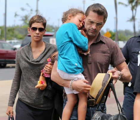 Halle Berry Restrains Olivier Martinez From Beating Paparazzi In Front Of Daughter (Video)