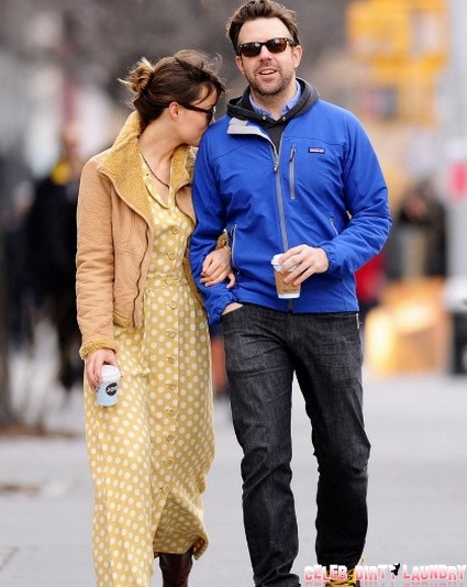 Olivia Wilde And Jason Sudeikis’ New Years Day Stroll…And They Say They Aren’t Dating! (Photo)