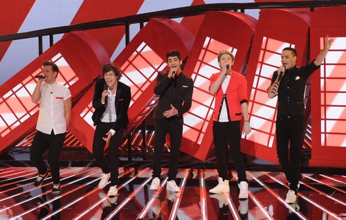 One Direction Sings “Kiss You” The X Factor Finale 12/20/12 (Video)
