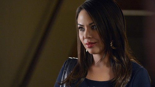 Pretty Little Liars Season 6 Spoilers: Marlene King Confirms A Twin – Mona Vanderwaal or Sara Harvey Have Secret Sibling?