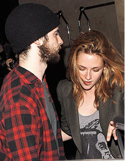 Robert Pattinson’s New Look Is So He Can Blend In [PHOTO]