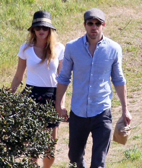 Blake Lively, Ryan Reynolds On The Rocks? Actor Had Same Problems With Scarlett Johansson