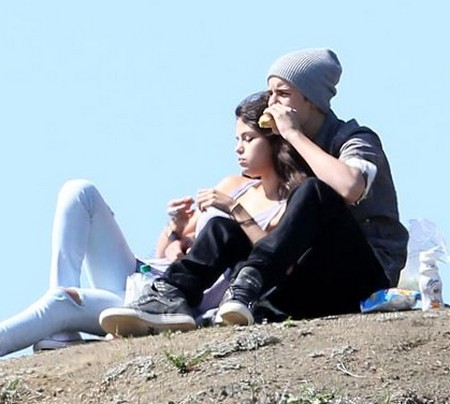 Justin Bieber And Selena Gomez Share Some Picnic PDA (Photo)