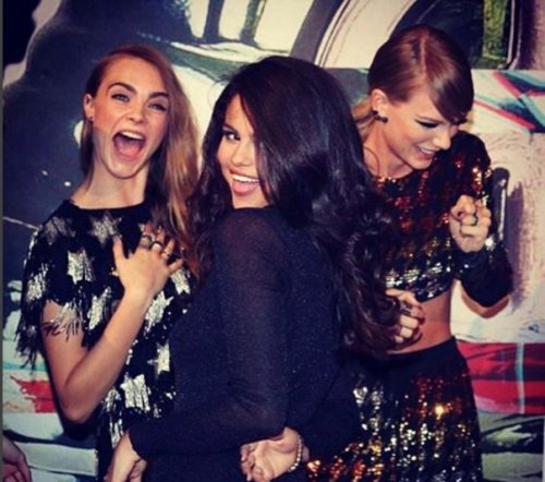 Taylor Swift Flying Selena Gomez To Australia, Keeping SelGo Away From Justin Bieber