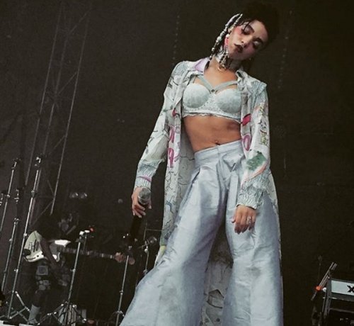 Robert Pattinson’s Friends At War With FKA Twigs – Pattinson Family Sides With Singer