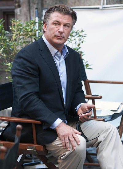 Alec Baldwin Gets Kicked Off A Plane For Playing Phone Scrabble