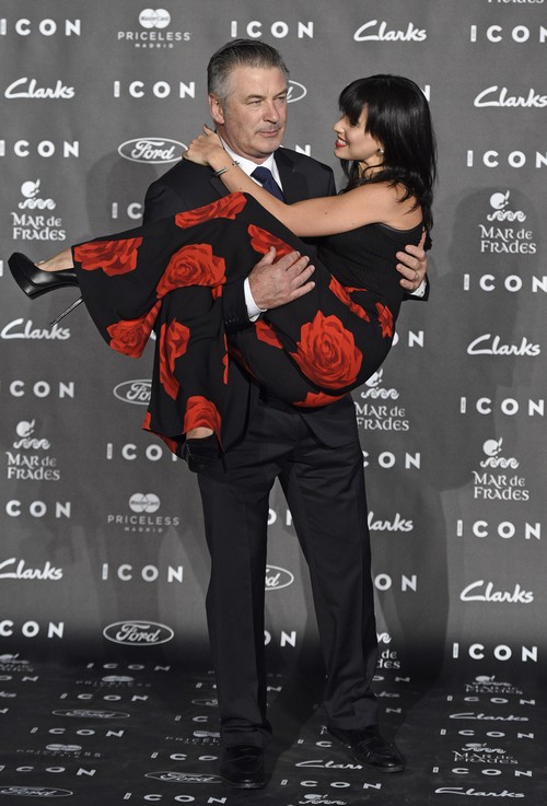 Alec Baldwin and Hilaria Thomas Fighting, Headed For Divorce – Alex Hates Paparazzi, But Hilaria Wants To Be In The Spotlight [Rumors]