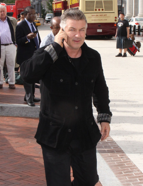 Alec Baldwin Defends himself after Paparazzi Fight: I Didn’t Use A Homophobic Slur!