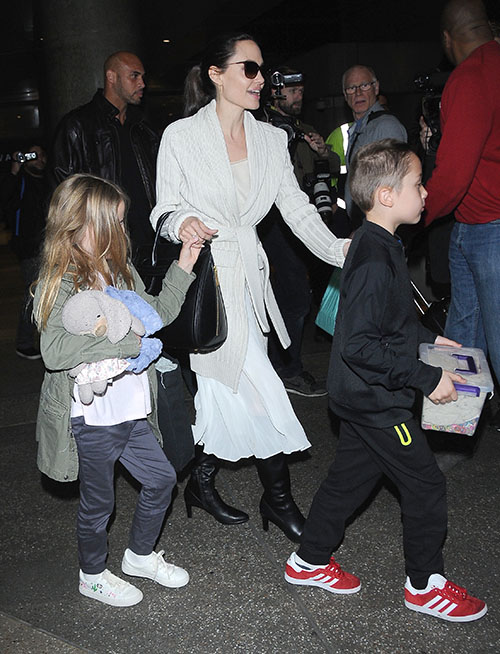 Angelina Jolie Talking To Brad Pitt Again, Desperate To Stop Him From Reuniting With Jennifer Aniston?