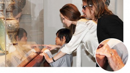 Engagement Ring Confirms That Angelina Jolie And Brad Pitt Are Finally Getting Married (Photo)
