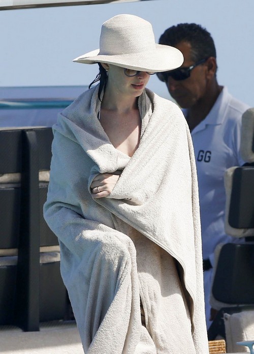 Anne Hathaway Bans All Pregnancy and Baby Talk: Having Trouble Conceiving?