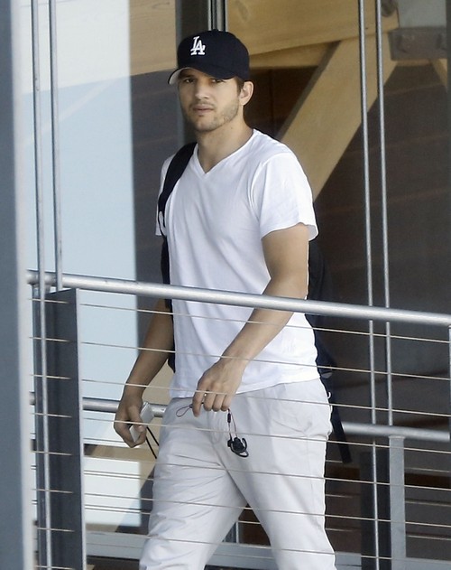 Ashton Kutcher Cheating On Mila Kunis: Caught Hitting On Other Women While On Date Night With Wife?