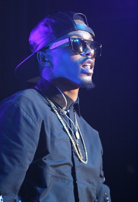 August Alsina Faints on Stage During “Numb” Performance In NYC – Rapper Taken To Hospital On Stretcher!