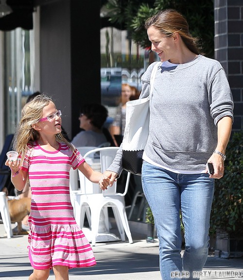Jennifer Garner Wants Ben Affleck To Stay At Home As “Mr. Mom” While She Works On Career?