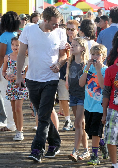 Chris Martin Crawls Back To Gwyneth Paltrow After Alexa Chung Rejection (PHOTOS)