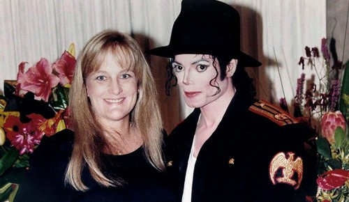Paris Jackson’s Mother Debbie Rowe Weighs Almost 300 Pounds – Guilt Drives Her To Eat
