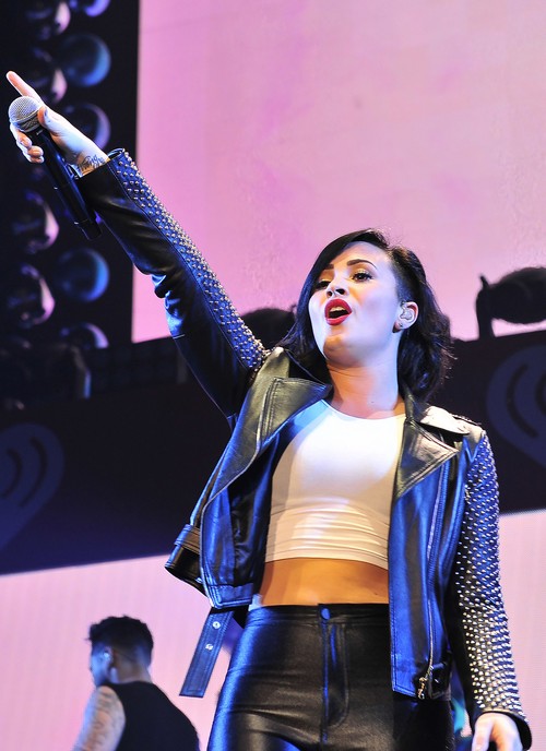 Demi Lovato Flashes Crotch Shot: Shows Off Cellulite In Wardrobe Malfunction