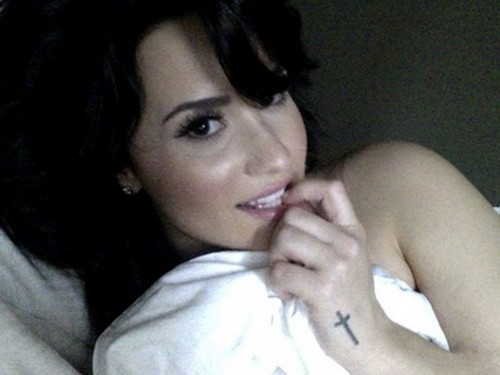 Demi Lovato Calls The Daily Beast “Ignorant F**ks” After They Claim Wilder Valderrama Leaked Her Nude Pics (PHOTOS)