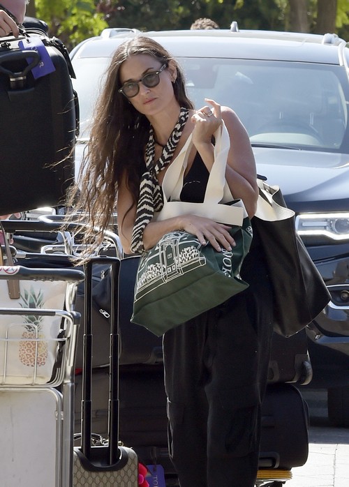 Demi Moore Desperately Calling Ashton Kutcher Despite Mila Kunis Pregnancy News?